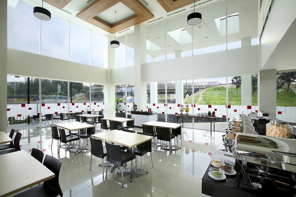 Amaris Hotel Bekasi Barat Exterior photo