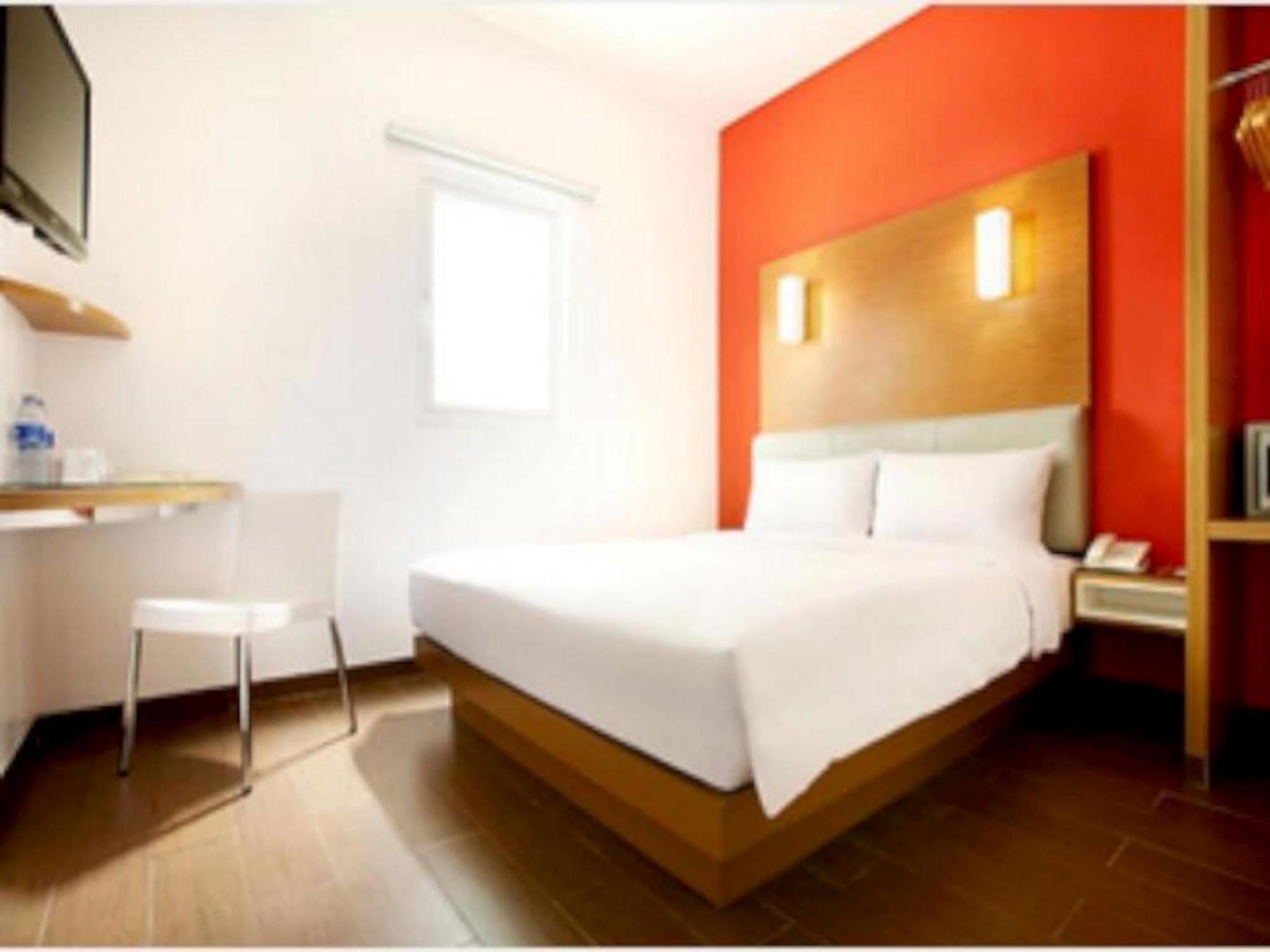 Amaris Hotel Bekasi Barat Exterior photo